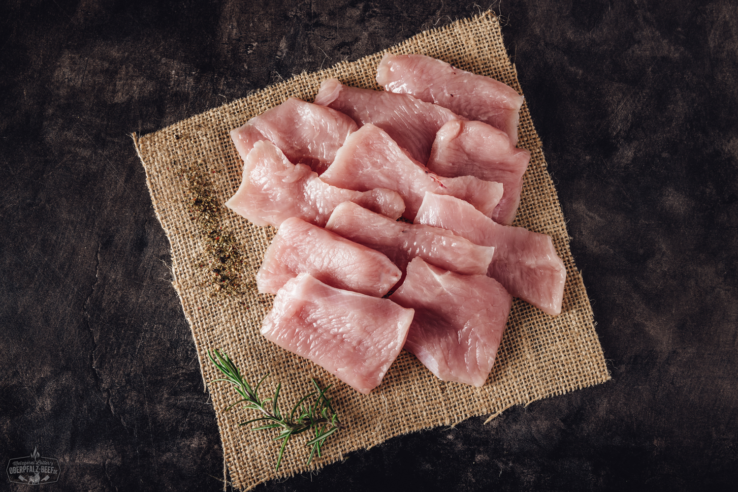 Handgeschnittene Putenbrust für Raclette – Frisches Fleisch in Premiumqualität Gefrorene, handgemachte Frosty Balls Pizzabälle auf schwarzem Untergrund, roh und ungebacken, nebeneinander arrangiert mit sichtbarer Teigstruktur – perfekte Zutat für frische, hausgemachte Pizzagerichte.