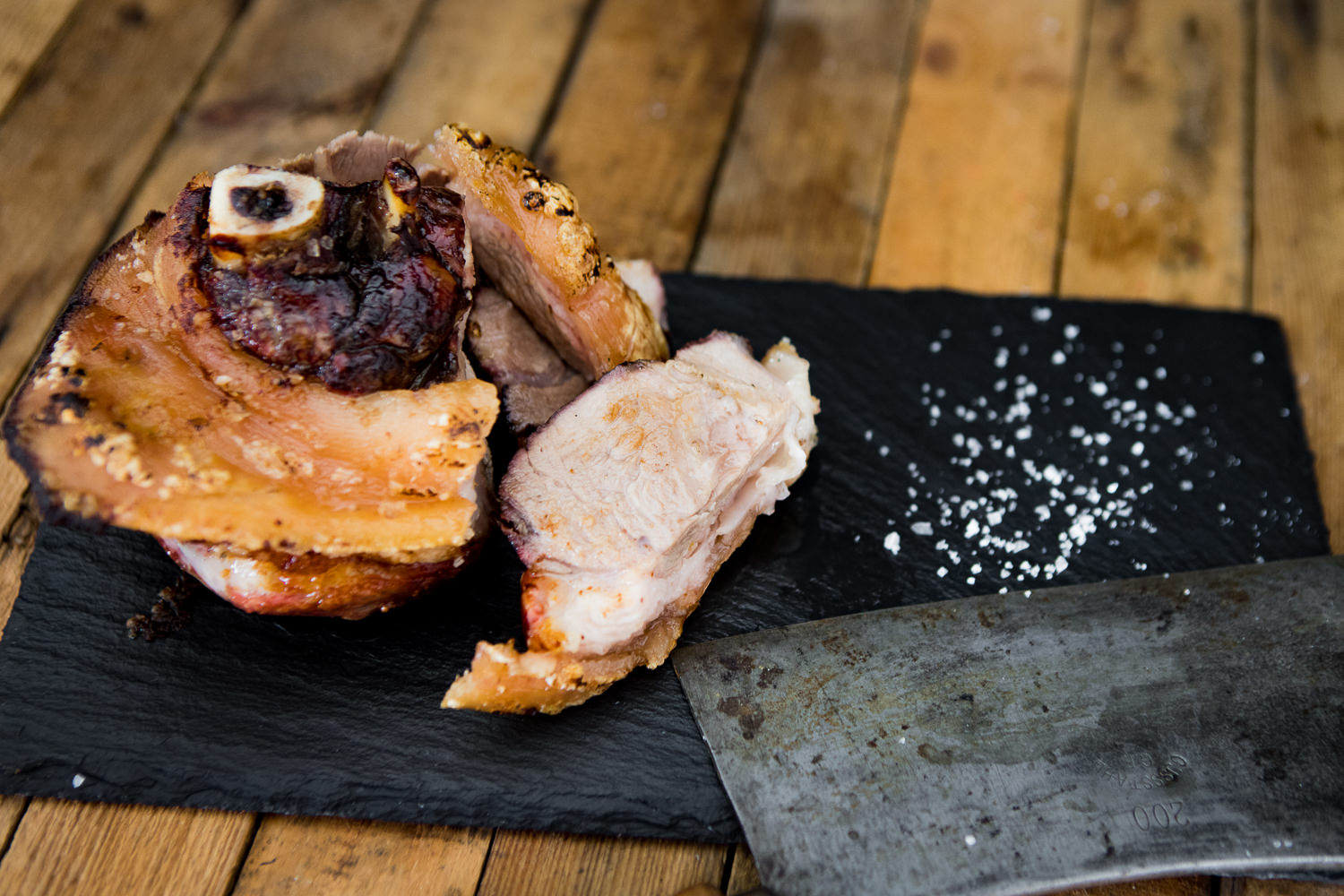 Hintere Haxe vom Oberpfälzer Landschwein – Regionales Schweinefleisch kaufen Rohe hintere Schweinshaxe vom Oberpfälzer Landschwein auf hellem Untergrund, marmoriert mit sichtbarer Haut und Knochen, ideal für traditionelle Schmorgerichte wie Schweinshaxe oder Eisbein.
