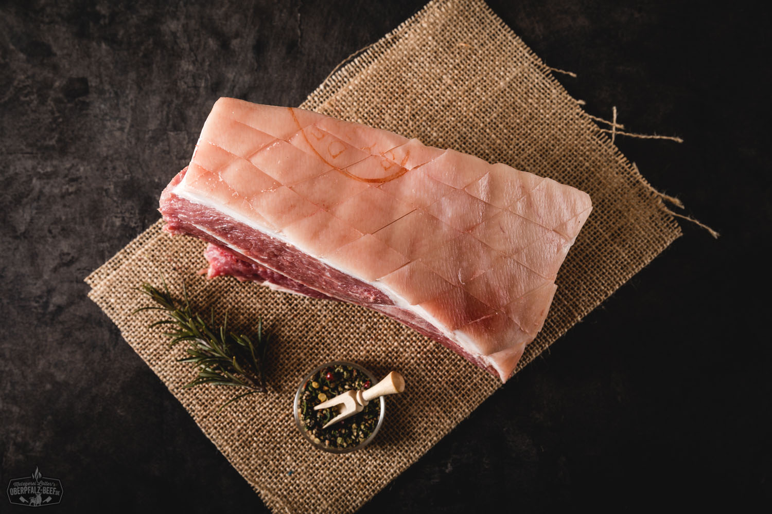 Schweineschulterbraten (Schäuferl) vom Oberpfälzer Landschwein – saftig gebraten, knusprige Kruste, serviert auf Holzbrett mit rustikalem Charakter. Perfekt für bayrische Traditionsgerichte.