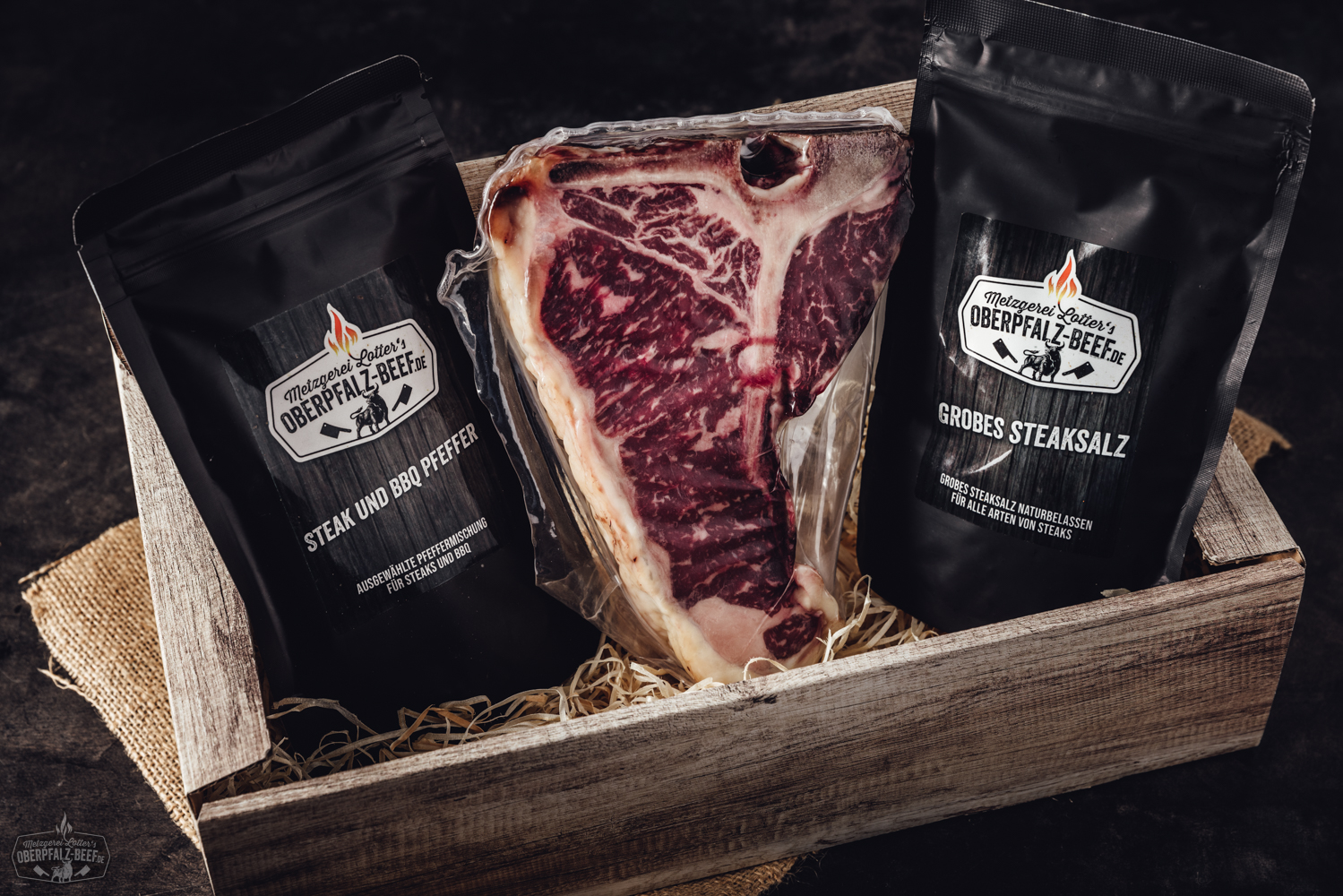 Bild zeigt ein saftiges Stück Oberpfalz Beef auf einem rustikalen Holzbrett, umgeben von frischen Kräutern und Gewürzen, ideal für Fleischliebhaber und regionale Spezialitäten in der Oberpfalz, Bayern.