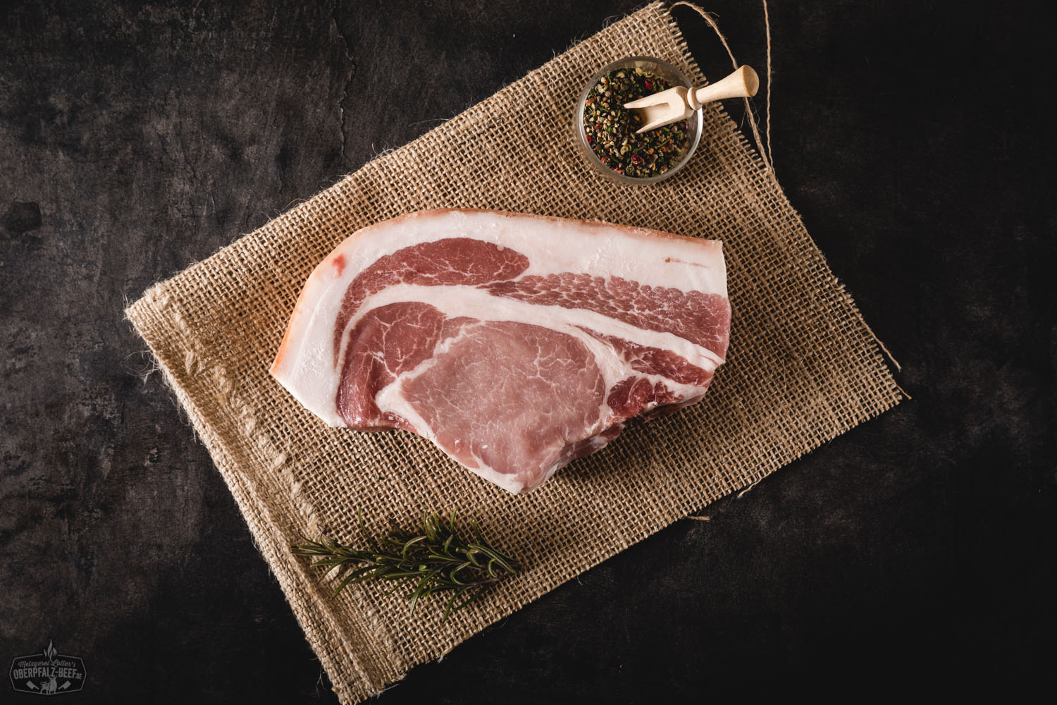 Entrecôte-Steak vom Oberpfälzer Landschwein – zartes Schweinefleisch in Premiumqualität Rohes Entrecôte-Steak vom Oberpfälzer Landschwein auf dunklem Untergrund, mit deutlicher Marmorierung und sichtbarer Fleischstruktur – hochwertiges Schweinefleisch ideal für Grill oder Pfanne.