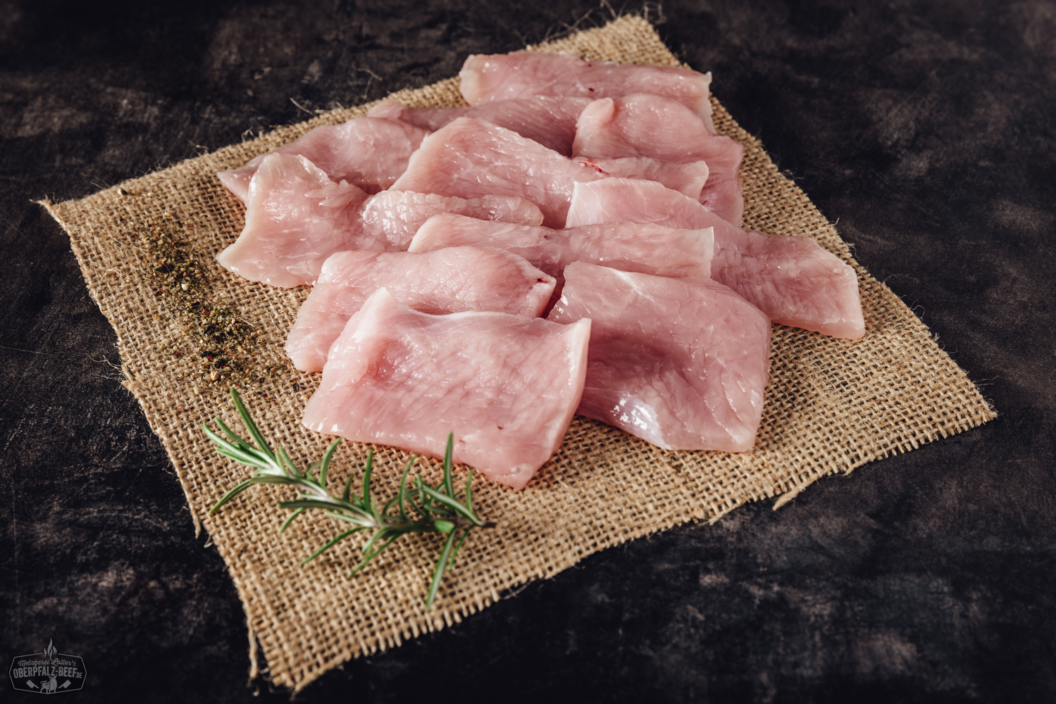 Handgeschnittene Putenbrust für Raclette – Frisches Fleisch in Premiumqualität Gefrorene, handgemachte Frosty Balls Pizzabälle auf schwarzem Untergrund, roh und ungebacken, nebeneinander arrangiert mit sichtbarer Teigstruktur – perfekte Zutat für frische, hausgemachte Pizzagerichte.