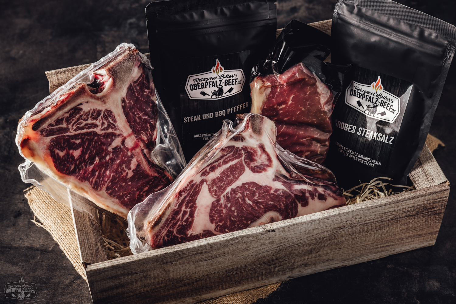 Grillfest mit regionalem Oberpfalz Beef – Genuss aus Bayern Image of a Beef Party with delicious Oberpfalz beef cuts displayed on a wooden board, garnished with fresh herbs and accompanied by various condiments, showcasing a vibrant and festive atmosphere perfect for meat lovers.