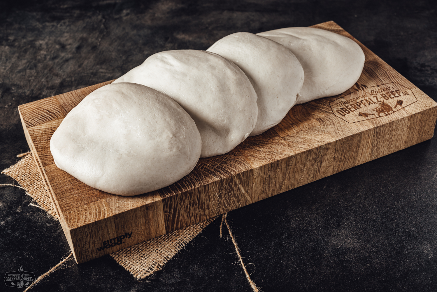 Handgemachte Frosty Balls Pizzabällchen – Tiefgekühlte Snackidee aus der Oberpfalz Aufschnitt von Kalbfleisch-Leberwurst mit Cranberry und Apfel auf einem Holzbrett, dekoriert mit frischen Cranberries, Apfelscheiben und Rosmarinzweigen – rustikal angerichtet für Genießer hochwertiger Feinkost.