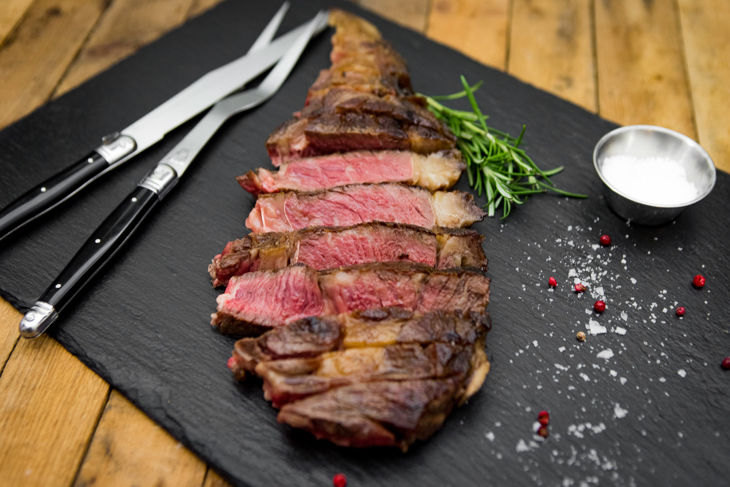 Dry Aged Entrecôte mit Knochen – Premium Rib-Eye Steak vom Rind Dry Aged Entrecôte Rib-Eye am Knochen auf dunklem Untergrund; das marmorierte Rindfleisch weist eine kräftige rote Farbe und feine Fettäderchen auf, ideal zur Zubereitung als Steak – hochwertiges Premiumfleisch für echte Fleischliebhaber.