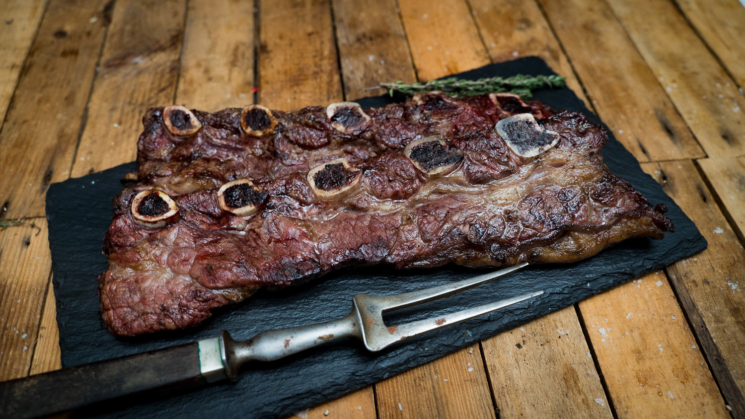 Short Ribs Korean Style vom Oberpfalz-Rind – zartes Rindfleisch perfekt gegrillt Gegrillte koreanische Short Ribs vom Oberpfalz-Rind auf dunklem Untergrund, saftig glasiert mit dunkler Marinade, angerichtet mit Frühlingszwiebeln und Sesamsamen – zartes Rindfleisch mit knuspriger Kruste in authentischem Korean-Style BBQ.