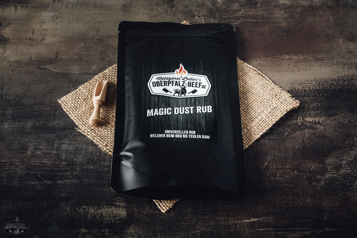 Magic Dust Gewürzmischung von Oberpfalz Beef in Nahaufnahme auf Holzuntergrund Oberpfalz Beef Magic Dust Gewürzmischung in einer Gewürzdose auf Holzuntergrund, ideal für Grill- und BBQ-Gerichte, authentischer Geschmack aus der Oberpfalz.