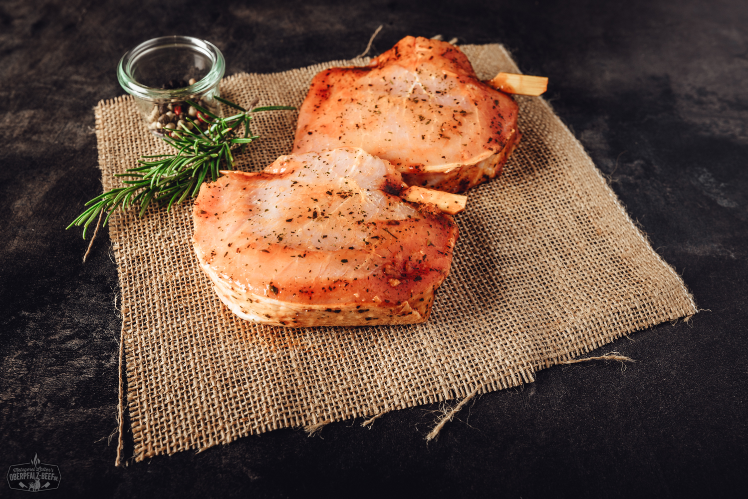 Hirtentasche vom Schweinerücken gefüllt mit Kräutern und Käse – Regionales Fleischgericht aus der Oberpfalz Nahaufnahme einer goldbraun gebackenen Pizzatasche aus zartem Schweinerücken, gefüllt mit würziger Tomatensoße und geschmolzenem Käse; serviert auf einem dunklen Holzbrett mit frischen Kräutern garniert – herzhaftes Fingerfood für Fleischliebhaber.