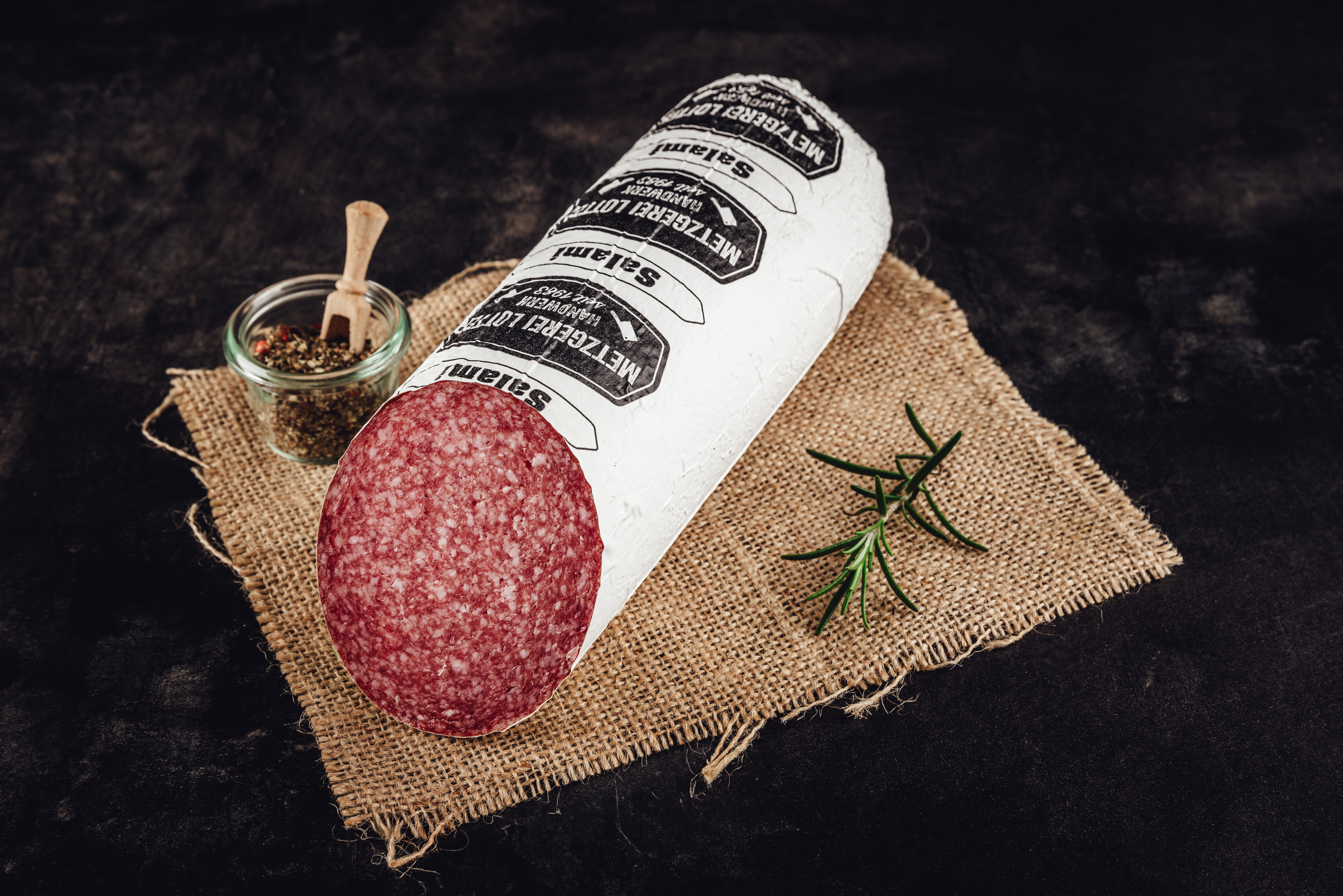 Salami mit der weißen Haut geschnitten Salami mit der weißen Haut geschnitten