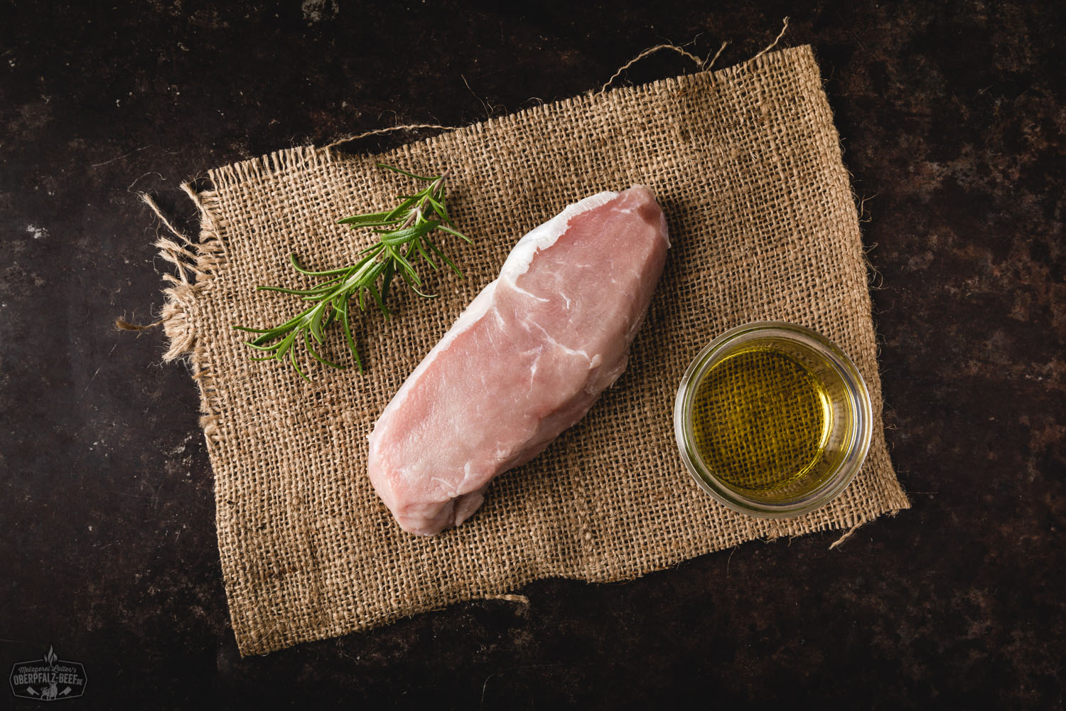 Roastbeef-Steak Wet Aged vom Oberpfälzer Milchkalb – zartes Kalbfleisch Premiumqualität Roastbeef-Steak vom Oberpfälzer Milchkalb, medium-rare gegart, aufgeschnitten auf Holzbrett serviert, mit saftigem rosa Kern, zarter Marmorierung und leicht angebratener Kruste – hochwertiges Wet-Aged Kalbfleisch, frisches Premium-Steak für Feinschmecker.