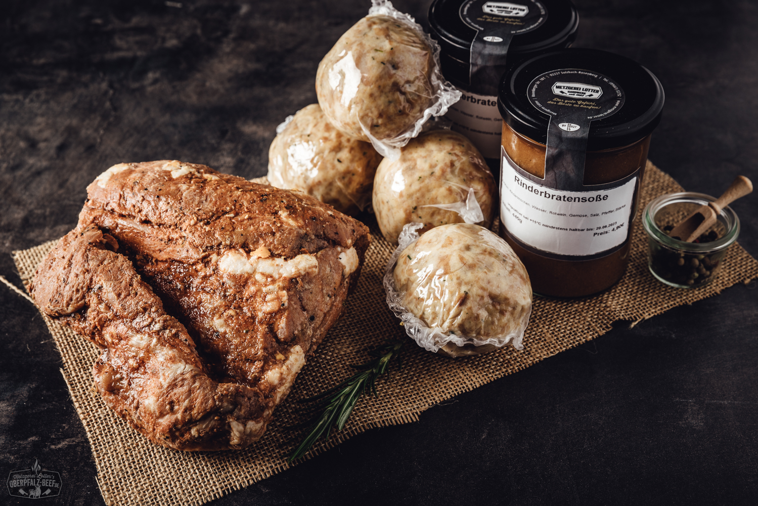 Sous-vide gegarter Kalbsbraten aus der Keule in Premium-Box Knusprig gebratener Schweinekrustenbraten vom Bauch, in gleichmäßige Scheiben geschnitten, mit goldbrauner, knuspriger Kruste, saftigem Fleisch und zartem Fettrand, serviert auf dunklem Holzbrett – appetitliches Sous-vide-Gericht für Fleischliebhaber.