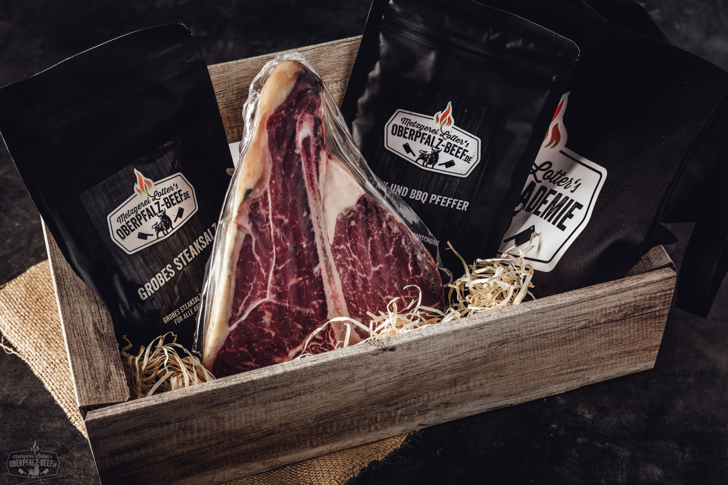 Ein saftiges Stück Oberpfalz Beef King Steak auf einem rustikalen Holzbrett präsentiert, ideal für Fleischliebhaber und Gourmets, die Wert auf regionale Qualität und Geschmack legen.