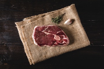 Saftige Lammkeule-Steaks vom Juradistl-Lamm – regional, zart & nachhaltig Mehrere gegarte Lammkeulen-Steaks vom Juradistl-Lamm liegen auf einem Holzbrett, appetitlich angerichtet mit frischen Kräutern, Gewürzen und einer rustikalen Garnitur – hochwertiges Lammfleisch aus der Oberpfalz, perfekt für Grill- oder Festgerichte.