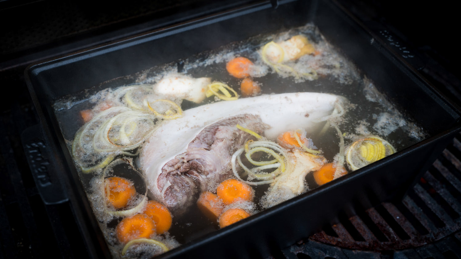 Zunge vom Oberpfälzer Milchkalb – Frisches Kalbfleisch aus regionaler Aufzucht Frisch zubereitete Zunge vom Oberpfälzer Milchkalb, in Scheiben geschnitten und auf einem Holzbrett angerichtet, mit Petersiliengarnitur und Gewürzen dekoriert – hochwertiges Kalbfleisch in Premium-Qualität aus regionaler Aufzucht.