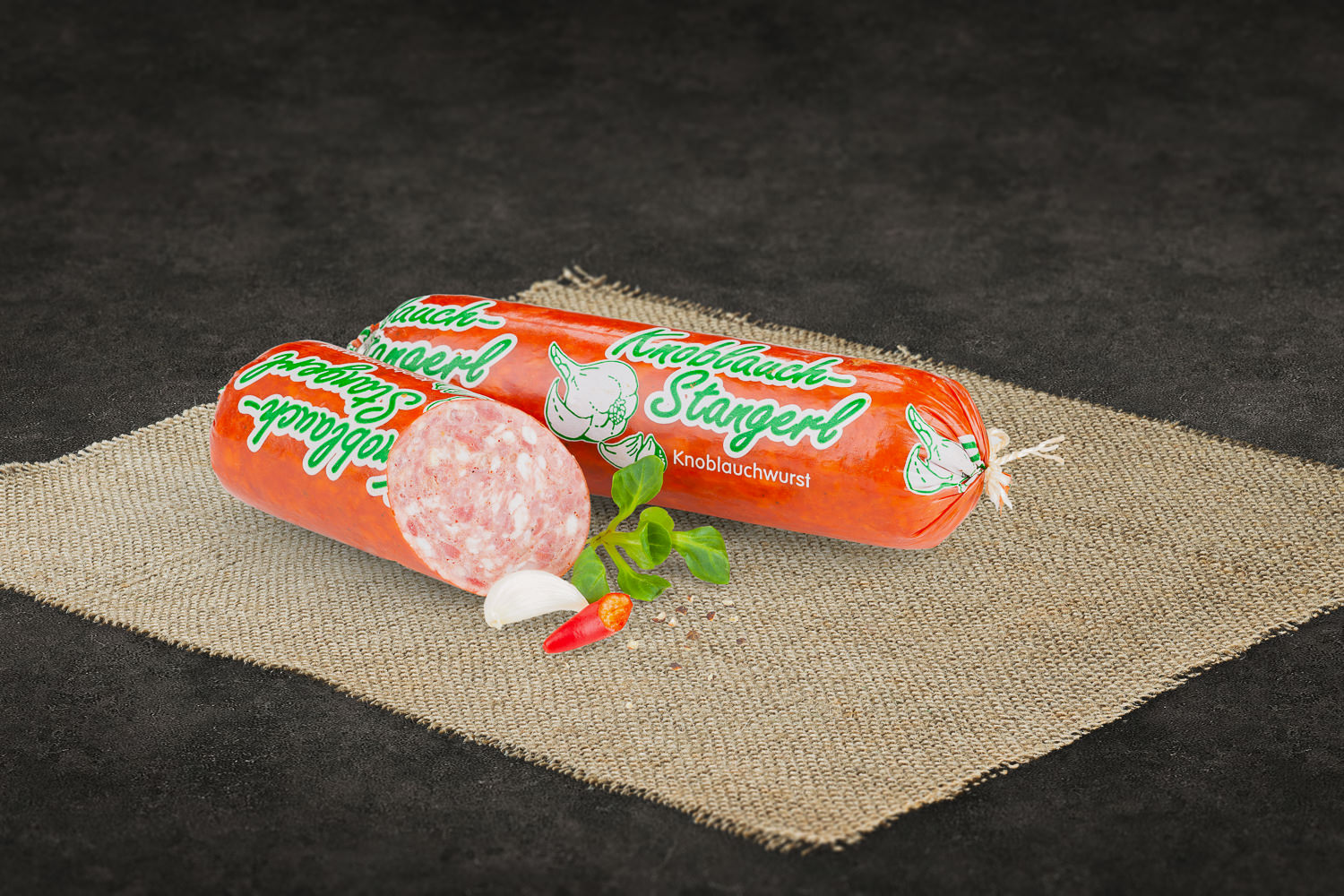 Knoblauchstangen aus frischem Teig, perfekt gebacken mit einer goldbraunen Kruste, verlockend und duftend auf einem Backblech platziert.