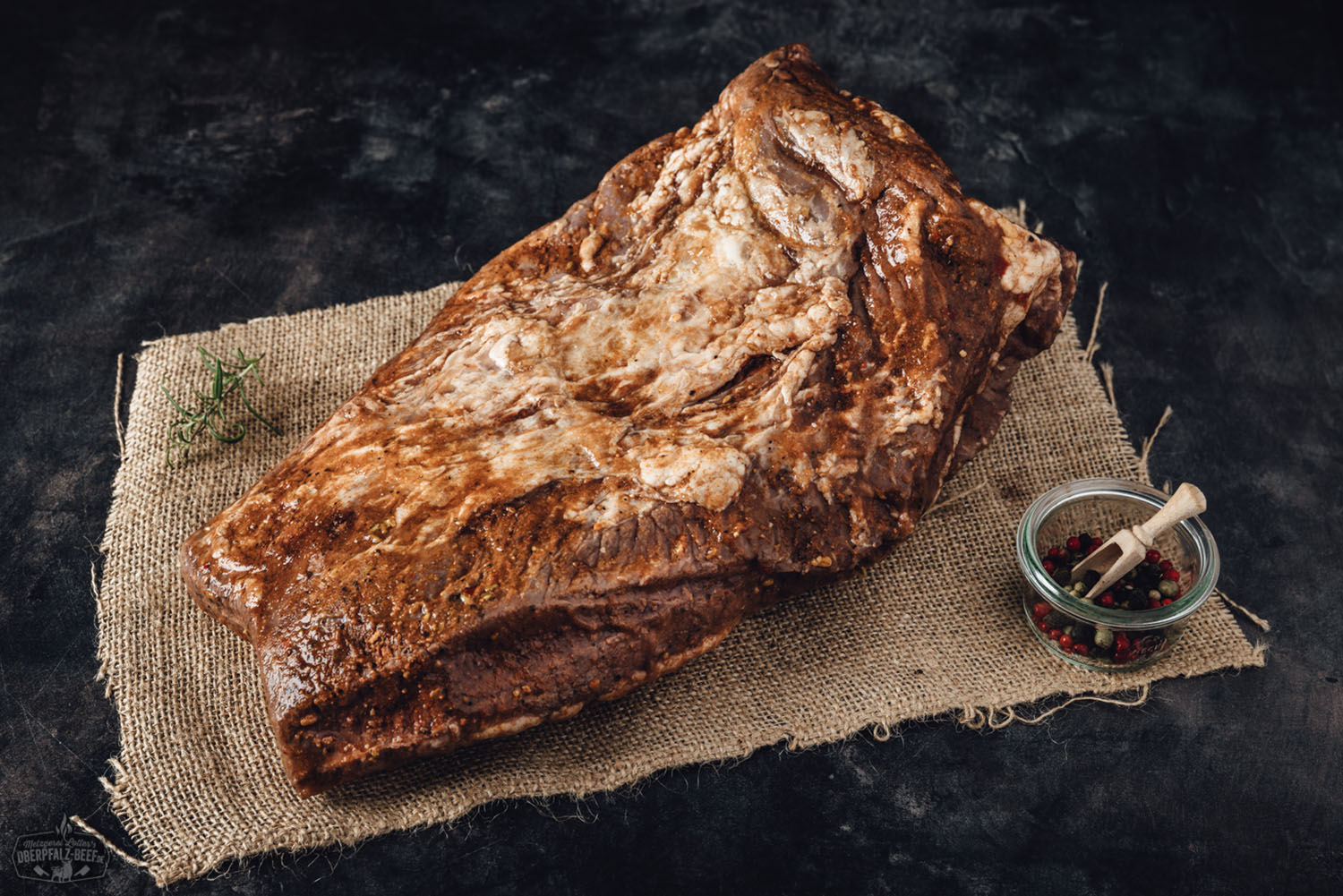 Sous-vide gegartes Beef Brisket vom Oberpfalz-Rind – zartes Rindfleisch perfekt vorbereitet Saftiges, vorgegartes Beef Brisket vom Oberpfalz-Rind in Sous-vide-Garung, aufgeschnitten auf einem Holzbrett mit rauchiger Kruste, sichtbarer Marmorierung und zartem Fleisch – perfekt für BBQ-Liebhaber und regionale Fleischgenießer.