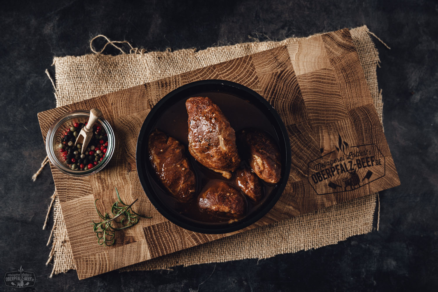 Sous-vide gegarte Schweinebäckchen auf cremigem Kartoffelpüree mit Rotweinsauce Sous-vide vorgegarte Schweinebäckchen in Vakuumverpackung auf weißem Hintergrund, hochwertiges Fleischprodukt ideal für schonendes Garverfahren