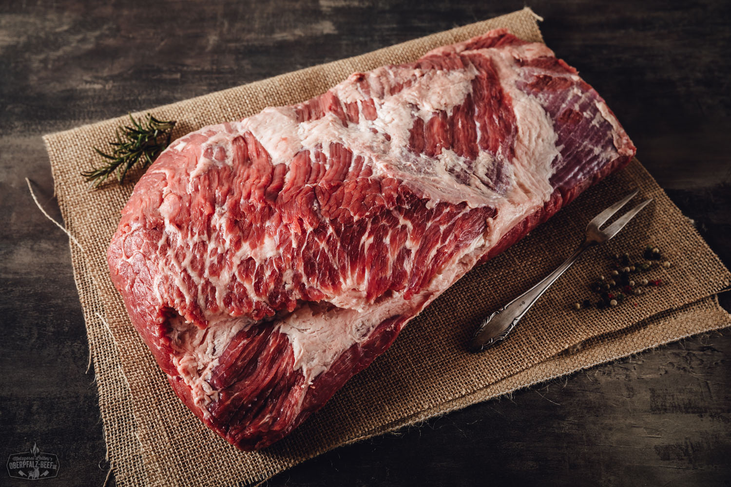 Beef Brisket Flat Wet Aged vom Oberpfalz Rind – Premium Rinderbrustfleisch kaufen Beef Brisket Flat vom Oberpfalz-Rind, roh und vakuumverpackt auf schwarzem Untergrund präsentiert – hochwertiges, mageres Rindfleischstück mit sichtbarer Marmorierung, ideal zum Smoken oder langsamen Garen.