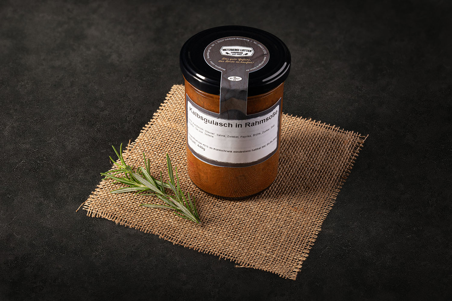 Kalbsgulasch in cremiger Rahmsoße, servierfertig im Einmachglas mit goldfarbenem Schraubdeckel, auf hellem Untergrund – traditionelles Fleischgericht aus der Oberpfalz, hochwertig verpackt.