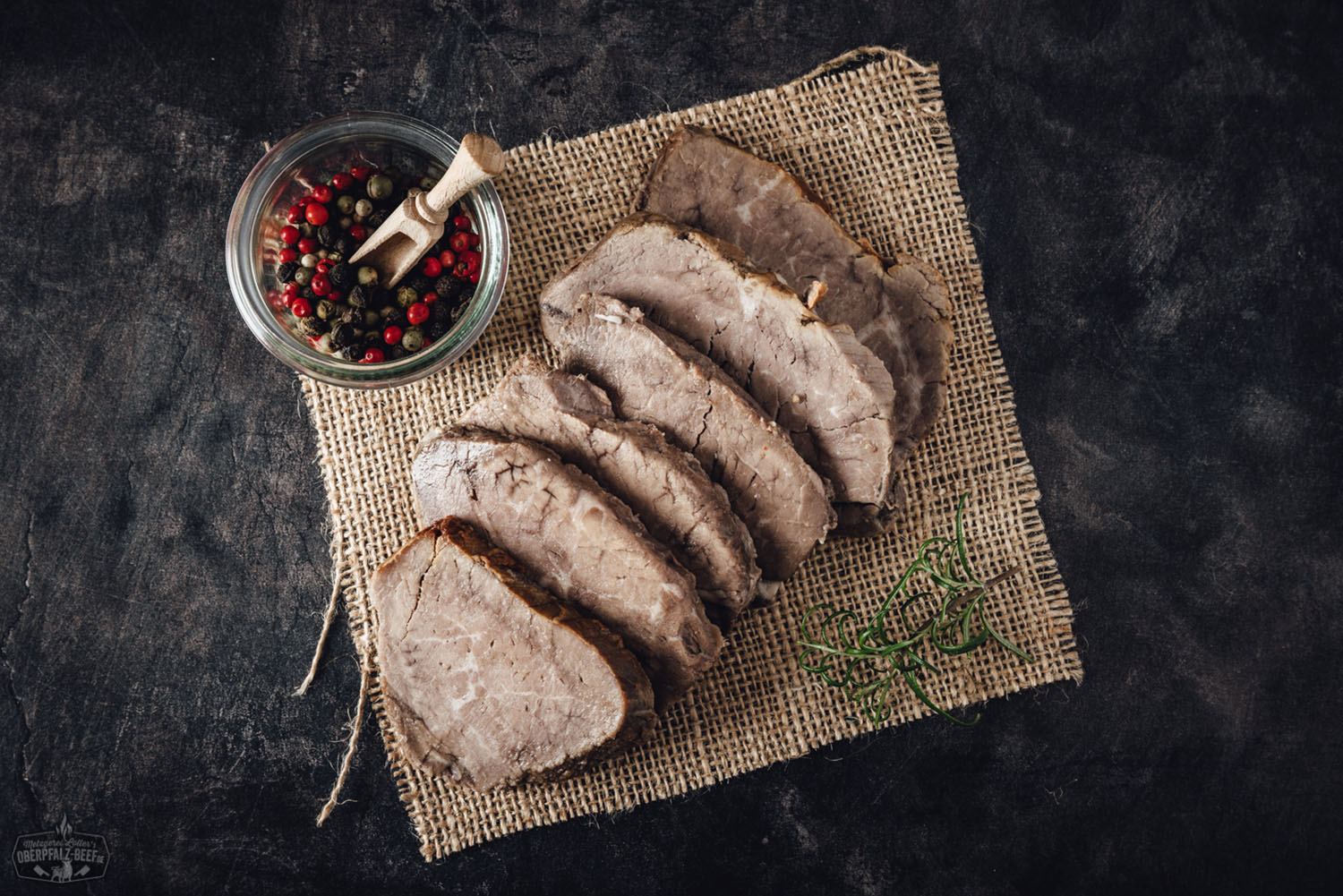 Sous-vide gegarter Rinderbraten vom Oberpfalz-Rind – fertig portioniert und servierfertig Ein Sous-vide vorgegarter Rinderbraten vom Oberpfalz-Rind, frisch, zart und saftig, präsentiert auf einem Teller, perfekt zubereitet für den besonderen Genussmoment.