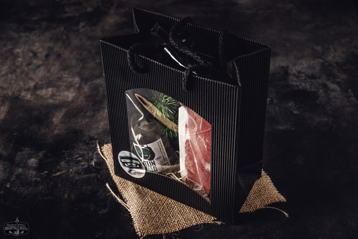 Oberpfälzer Erste Hilfe Box: Rustikale Holzkiste mit regionalen Fleischspezialitäten und typischen Produkten aus der Oberpfalz, ideal als Geschenk oder für Genießer authentischer Geschmackserlebnisse.