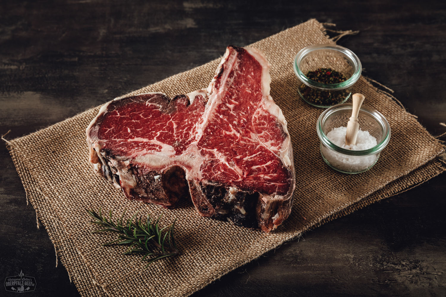 Porterhouse Steak Dry Aged von der alten Kuh - Hochwertiges, gereiftes Rindfleisch mit intensivem Geschmack und zartem Biss, perfekt für Steakliebhaber.