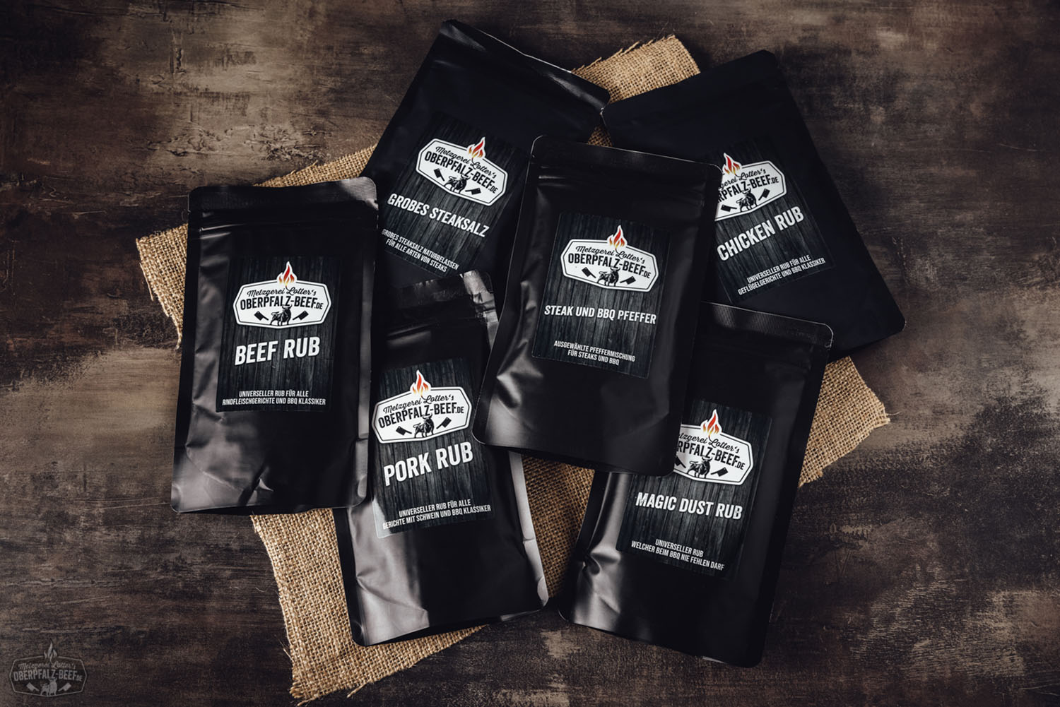 Bild zeigt das Paket Spicy Oberpfalz Beef mit verschiedenen Fleischprodukten und Gewürzen aus der Oberpfalz. Ideal für Liebhaber von scharfem und hochwertigem Rindfleisch. Perfekt für Grillabende und BBQ.