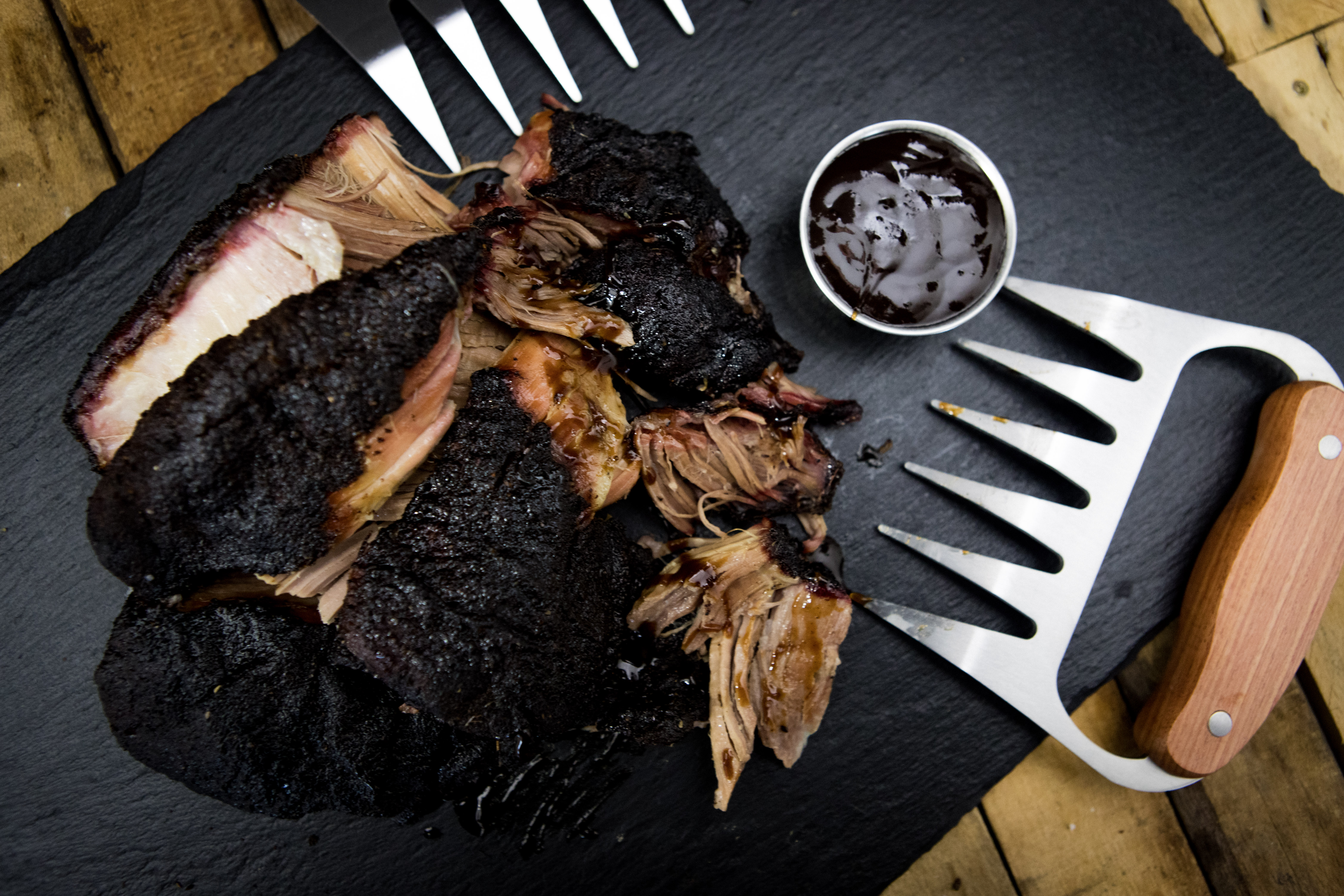 Pulled Beef Paket von Oberpfalz Beef – Zartes Rindfleisch für BBQ-Liebhaber Pulled Beef Paket von Oberpfalz Beef auf dunklem Untergrund: Saftig gezupftes Rindfleisch in BBQ-Optik, portioniert in Vakuumverpackungen, mit Logo und Schriftzug „Pulled Beef Paket – Original aus Bayern“, ideal für Burger, Sandwiches oder BBQ-Gerichte.