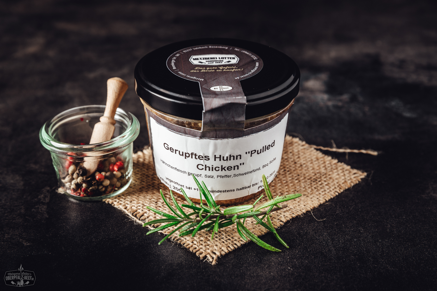 Nahaufnahme von zart zerfetztem Pulled Beef aus Rindfleisch, saftig gegart und leicht glänzend, auf einem dunklen Holzbrett angerichtet – ideal für Burger, Wraps oder BBQ-Gerichte.