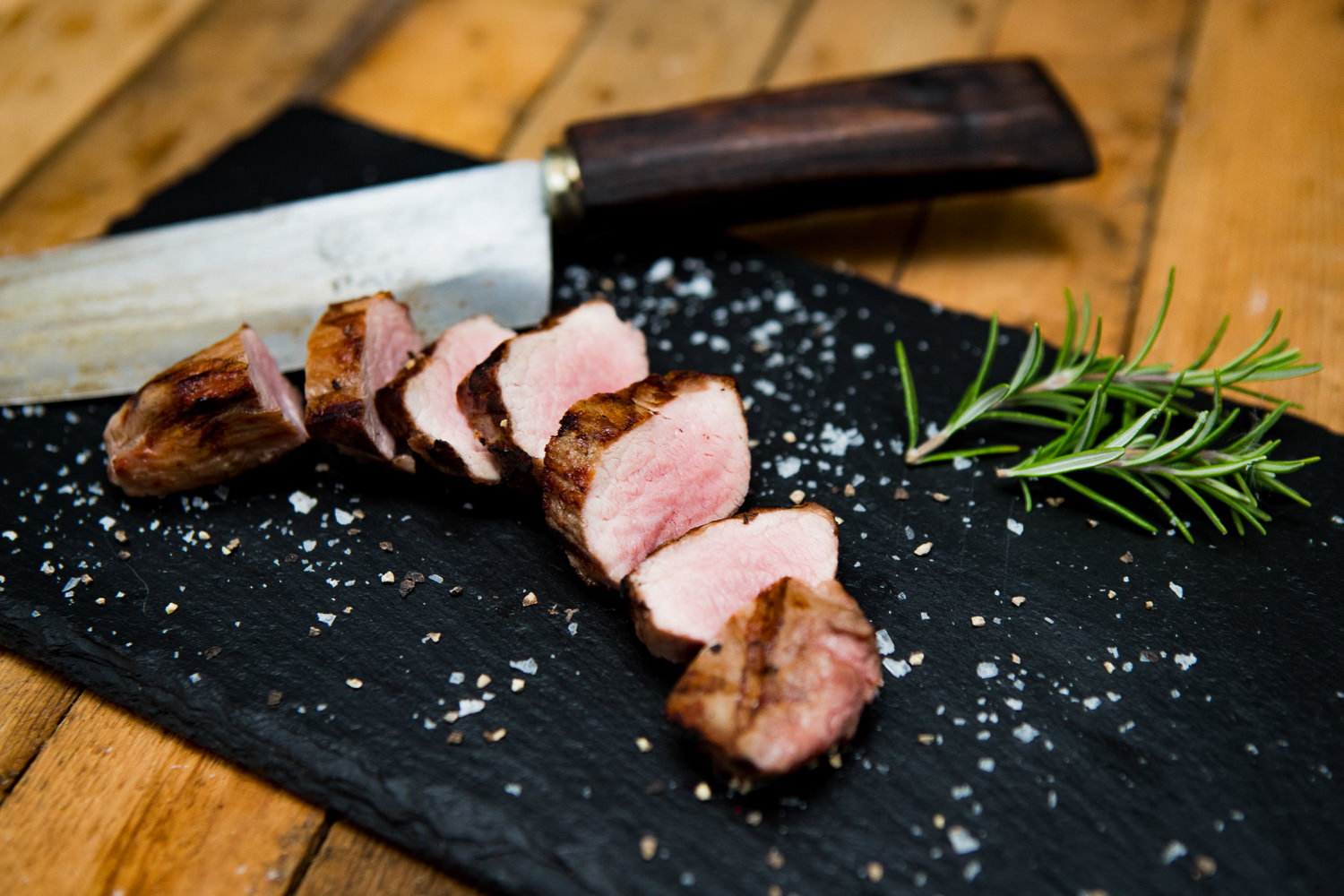 Teres Major vom Oberpfälzer Landschwein – zartes Schweinefilet regional genießen Rohes Teres Major vom Oberpfälzer Landschwein, aufgeschnitten und appetitlich angerichtet auf einem Holzbrett, mit sichtbarer Marmorierung – hochwertiges Schweinefleisch aus regionaler Aufzucht für feinen Grillgenuss.