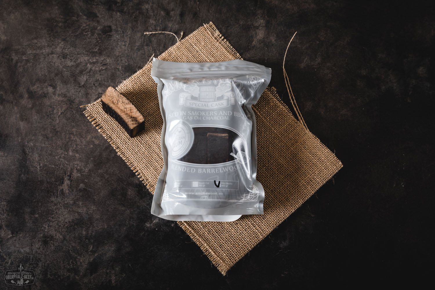 Räucherholz-Smoking-Chunks der Marke Smokewood Brazil in der Geschmacksrichtung Brazilian Rum, in transparenter Verpackung mit gelbem Etikett und schwarzer Aufschrift, vor neutralem Hintergrund – ideal für BBQ und Grill-Aromen.