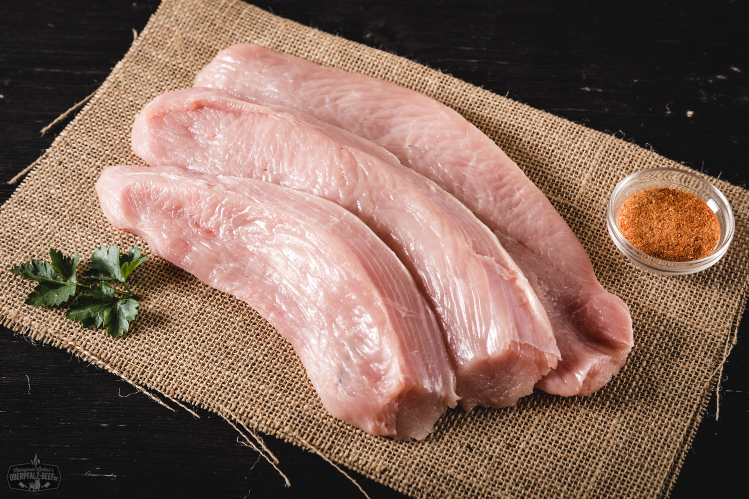 Schnitzel von der Oberpfälzer Bauernpute auf weißem Teller – Regionales Geflügelfleisch genießen Goldbraun paniertes Putenschnitzel aus der Oberpfalz auf weißem Teller, serviert mit Zitronenscheibe und glatter Petersilie, perfekt gebraten und knusprig – regionales Fleischprodukt der Oberpfälzer Bauernpute.
