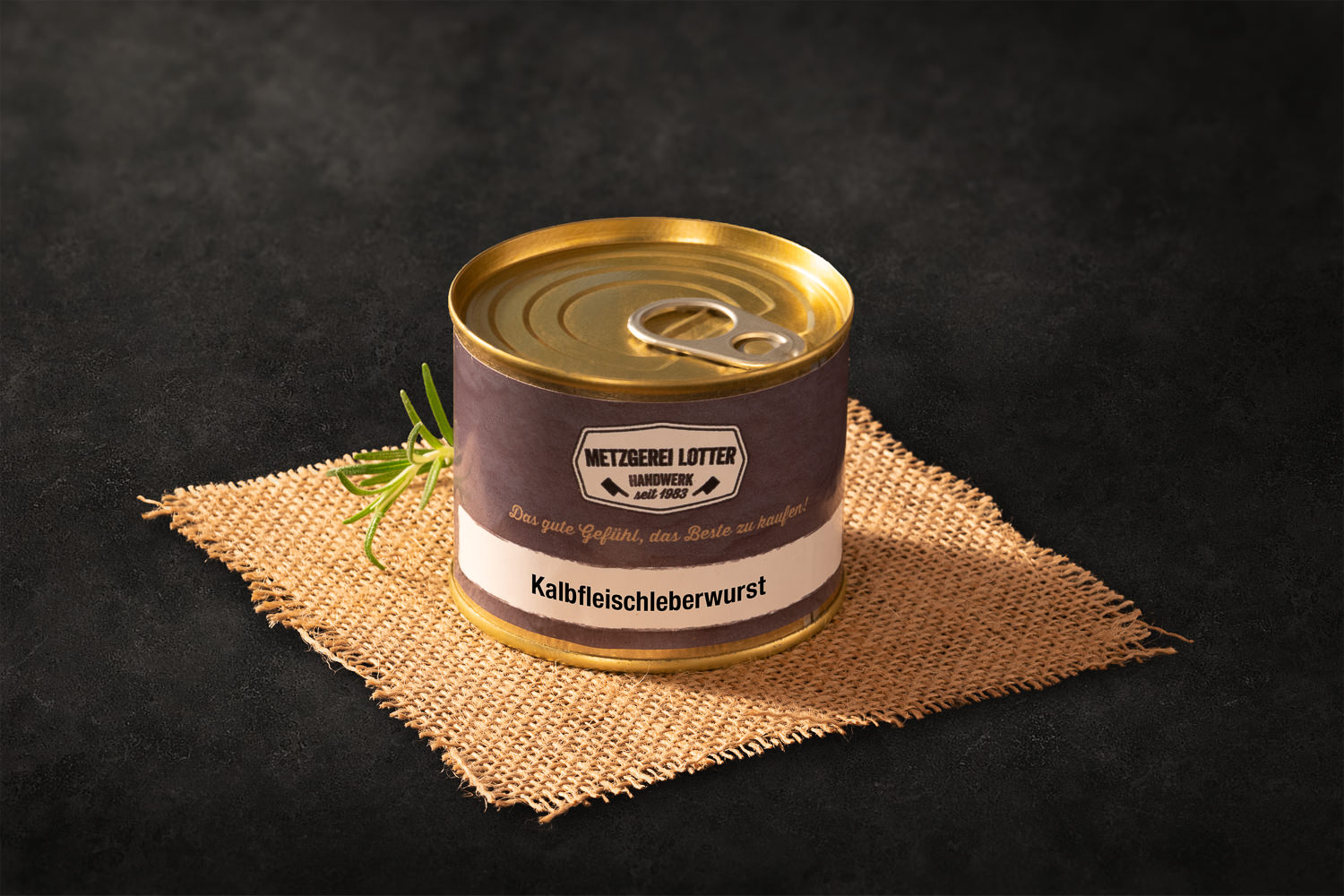 Kalbfleisch-Leberwurst in der Dose – Feine Metzgerqualität aus der Oberpfalz Kalbfleischleberwurst in geöffneter Konservendose auf Holzbrett, daneben frisches Brot, rote Zwiebeln und Petersilie – hochwertige bayerische Delikatesse, traditionell serviert.