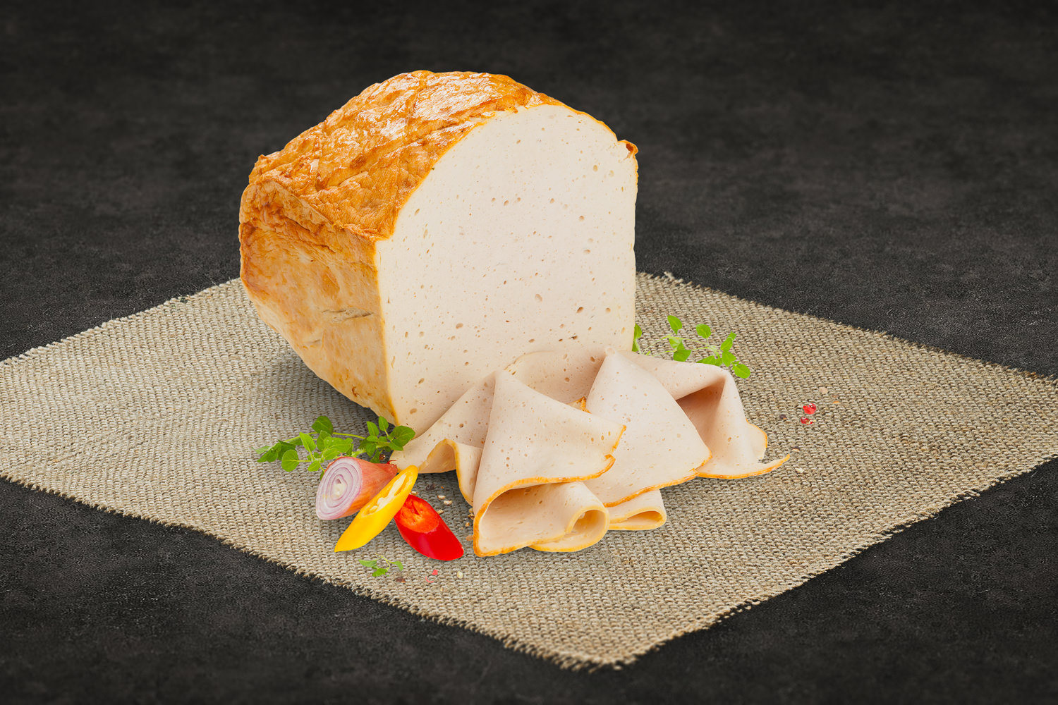 Geschnittener Kalbskäse auf Holzbrett – Bayerische Delikatesse aus der Oberpfalz Geschnittene Zungenrotwurst auf hellem Teller, rustikal angerichtet mit Petersilie und Brot im Hintergrund – traditionelle bayerische Wurstspezialität aus der Oberpfalz.