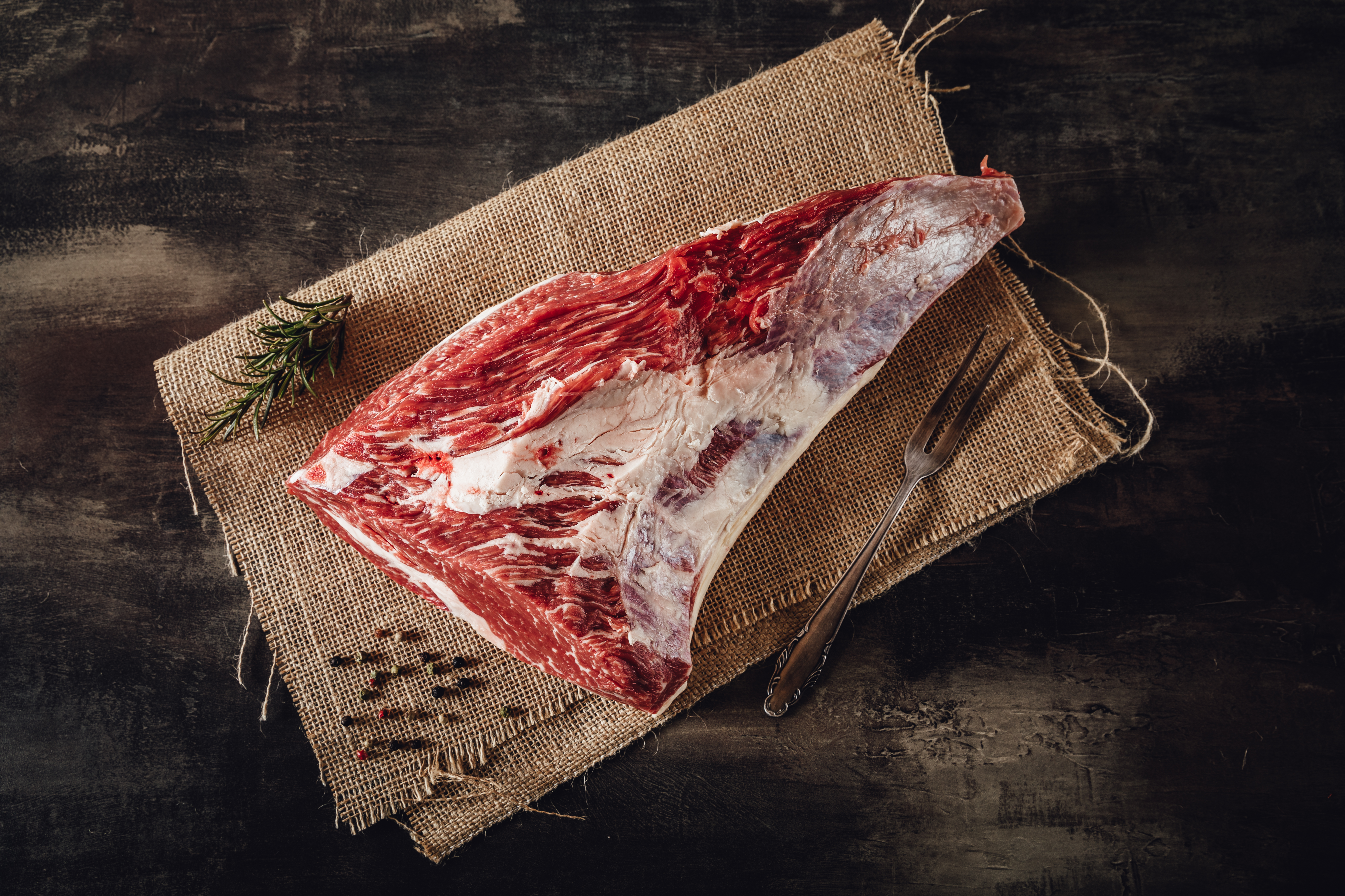 Oberpfalz Beef Rind - Hochqualitatives Rindfleisch aus der Region Ein hochwertiges Stück Oberpfalz-Beef Rindfleisch, perfekt gereift und optimal zugeschnitten für saftige Steaks und schmackhafte Braten, fotografiert in einer rustikalen Umgebung.