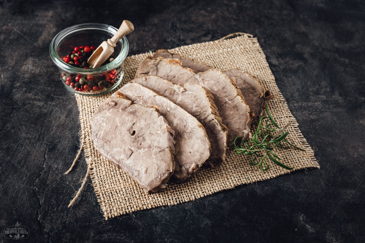 Sous-vide gegarter Sauerbraten vom Rind – fertig portioniert und servierbereit Portion Sous Vide vorgegarter Sauerbraten vom Rind mit saftiger Textur und aromatischem Geschmack in vakuumverpackter Präsentation.
