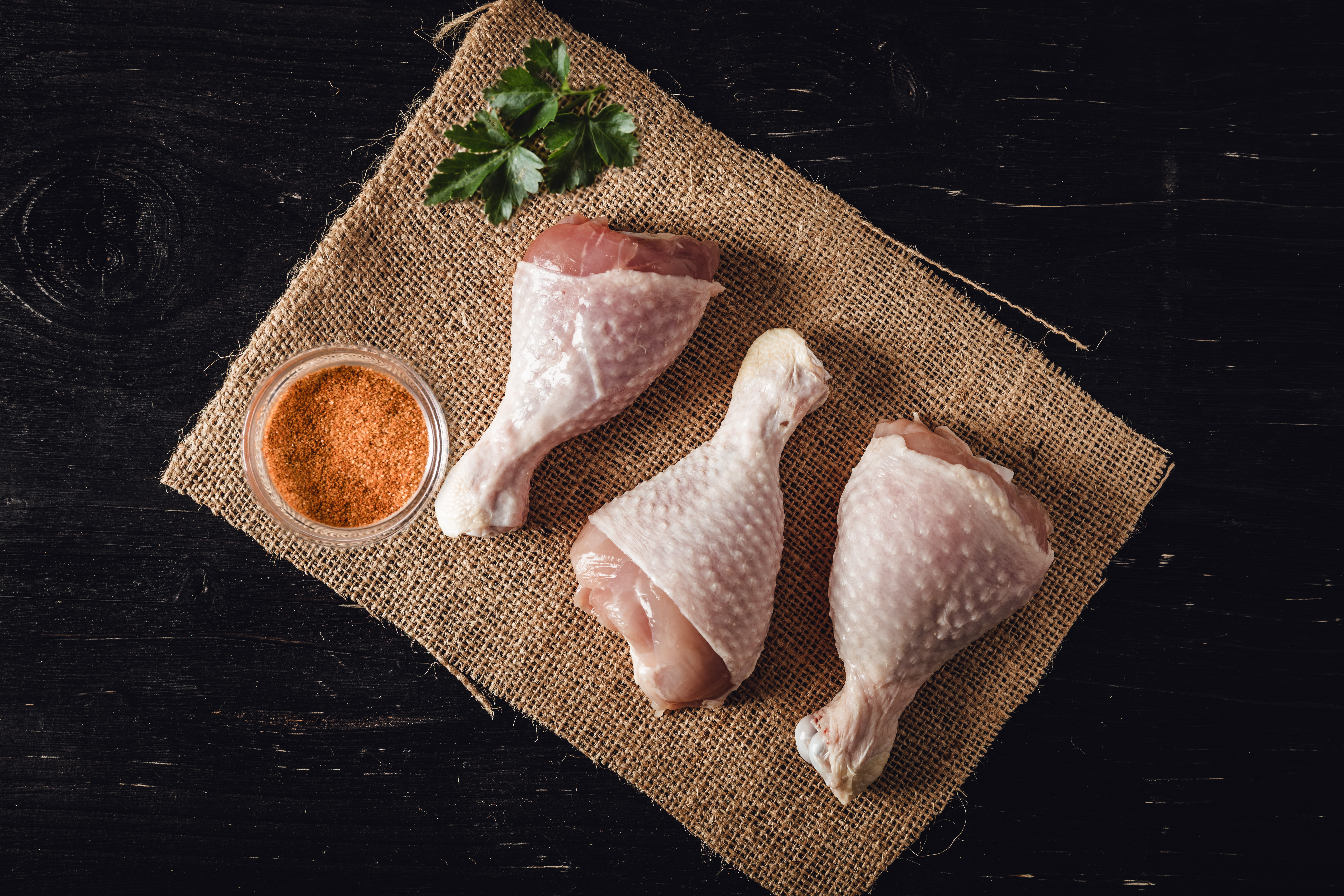Hähnchen-Unterkeulen vom Oberpfälzer Bauernhähnchen – Frisch & regional aus Bayern Drumsticks Unterkeulen vom Oberpfälzer Bauernhähnchen auf weißem Hintergrund, hochwertige Fleischqualität.