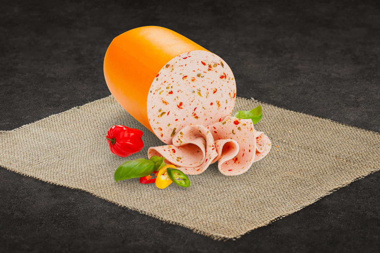 Geschnittene Putenpaprikawurst auf Holzbrett – Frische Wurstscheiben mit Paprikastückchen Knuspriges Knoblauchstangerl am Stück auf rustikalem Holzbrett, goldbraun gebacken mit sichtbaren Röststellen und Kräutern, ideales Grillfleisch für BBQ oder deftige Brotzeit.