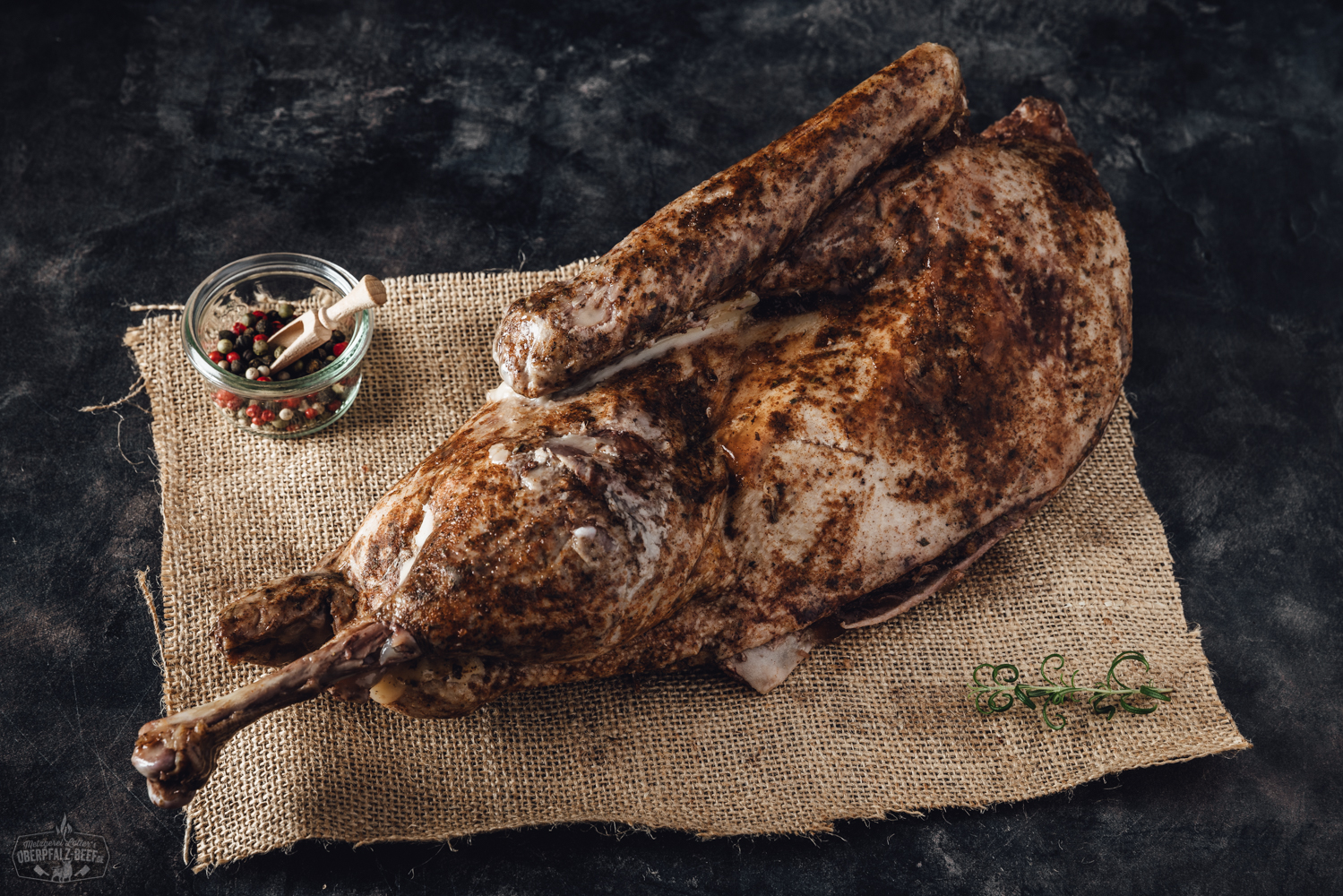 Halbe vorgegarte Oberpfälzer Bauern-Weihnachtsgans Sous-vide gegart – zart & knusprig Halbe Sous-Vide vorgegarte Oberpfälzer Bauern Weihnachtsgans auf einem Teller, umgeben von frischen Kräutern und Gewürzen, perfekt zubereitet für festliche Anlässe.