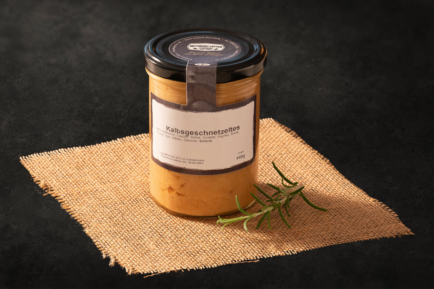 Kalbsgeschnetzeltes im Glas – Zartes Fleischgericht im praktischen Weckglas genießen Kalbsgeschnetzeltes im Weckglas, fein angerichtet mit cremiger Sauce, zarten Fleischstreifen und frischen Kräutern, serviert auf hellem Holzuntergrund – hochwertige, traditionsbewusste Präsentation von Premium-Kalbfleisch aus der Oberpfalz.