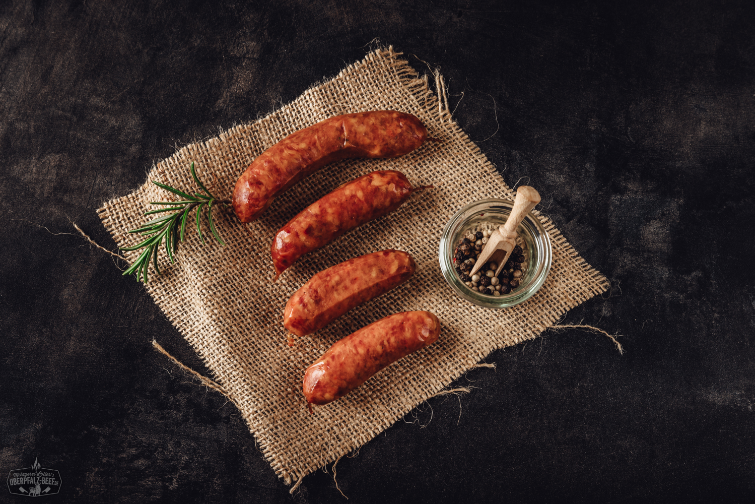 Chilibeißer Würste auf Holzbrett – Scharfe Rohwürste aus der Oberpfalz kaufen Nahaufnahme von würzigen Chilibeißer-Würstchen, perfekt für Grillabende und als herzhafter Snack.