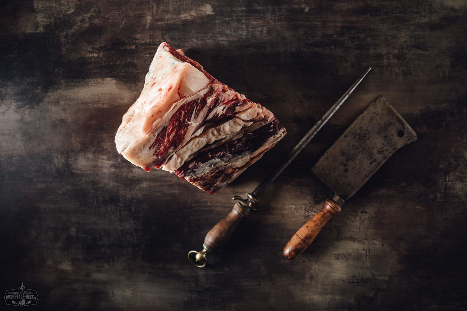 Porterhouse Steak vom Oberpfälzer Rind – Dry Aged Königsstück zum Selberreifen Rohes Porterhouse-Steak vom Oberpfalz-Rind auf dunklem Untergrund, gut marmoriert mit sichtbarem Knochen, präsentiert zum Selberreifen – hochwertiger Zuschnitt für Dry Aged Beef direkt vom regionalen Erzeuger.
