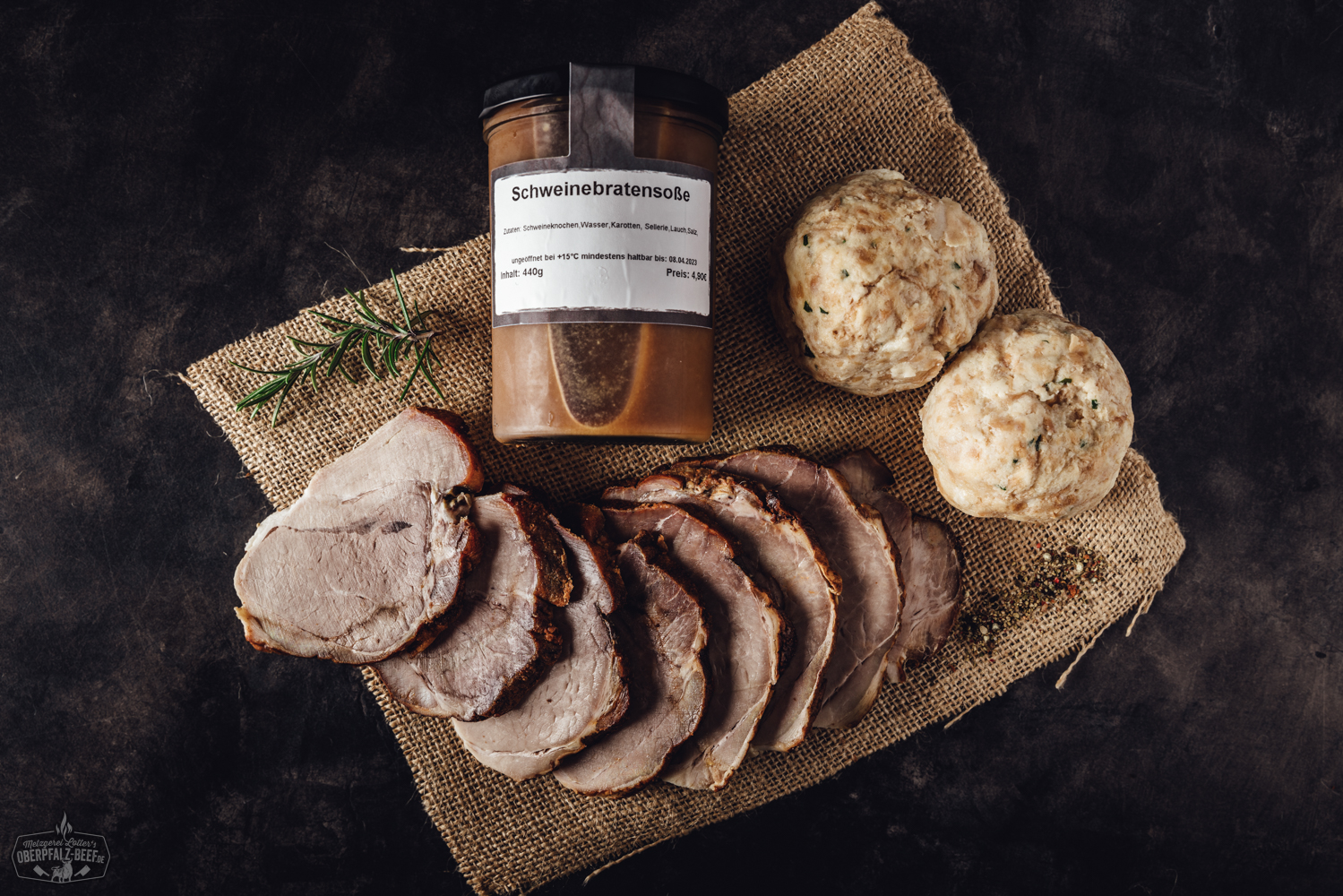 Sous-vide gegarter Oberpfälzer Schweinebraten in aromatischer Bratenbox – zart & servierfertig Sous-vide gegarte Oberpfälzer Schweinebratenbox auf rustikalem Holztisch, geöffnet mit verzehrfertigem Schweinebraten in Vakuumverpackung, umgeben von frischen Zutaten wie Zwiebeln und Kräutern – hochwertige regionale Fleischspezialität aus Bayern.