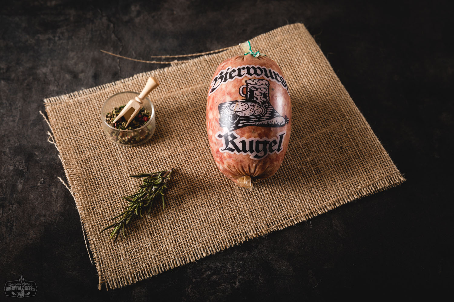 Portionswurst Göttinger Art – Hausgemachte Wurst im Naturdarm Ein leckerer Teller mit verschiedenen Portionen Göttinger Wurst, dekoriert mit frischer Petersilie, perfekt für Feinschmecker und Wurstliebhaber in der Oberpfalz.