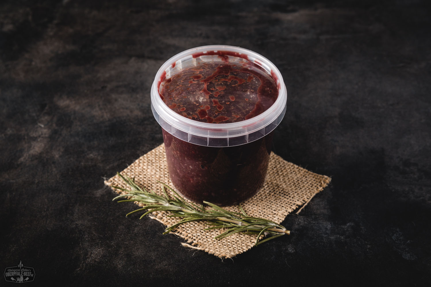 Frisch durchgedrehte Rinderleber vom Oberpfalz-Rind, grob zerkleinert und roh präsentiert auf schwarzem Untergrund mit dezentem Lichteinfall – optimale Zutatenqualität für Leberwurst, Hausmannskost oder regionale Rindfleischgerichte.