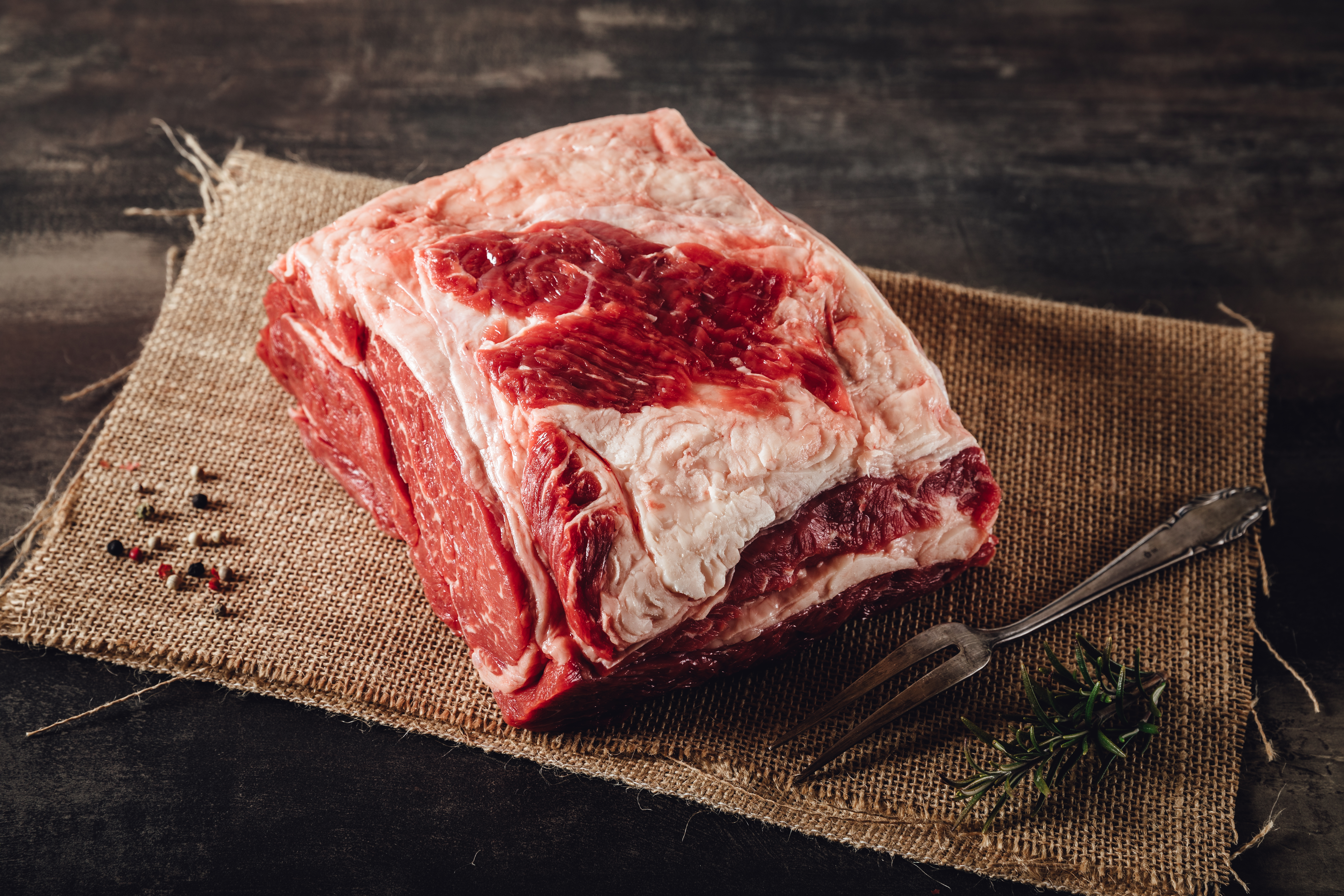 Premium Oberpfalz Beef Rindfleisch - Frische & Qualität aus der Region Bild zeigt ein saftiges Oberpfalz Beef Steak auf einem rustikalen Holzbrett, garniert mit frischen Kräutern. Perfekt fürs Grillen oder Braten, ideal für Feinschmecker und Fleischliebhaber, die regionales Rindfleisch von höchster Qualität schätzen.