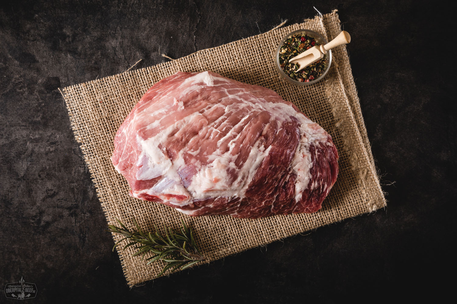 "Presa vom Oberpfälzer Landschwein – Premium Schweinefleisch" Ein saftiges Presa-Steak vom Oberpfälzer Landschwein auf einem dunklen Hintergrund präsentiert, perfekt für Grill- und Fleischliebhaber.