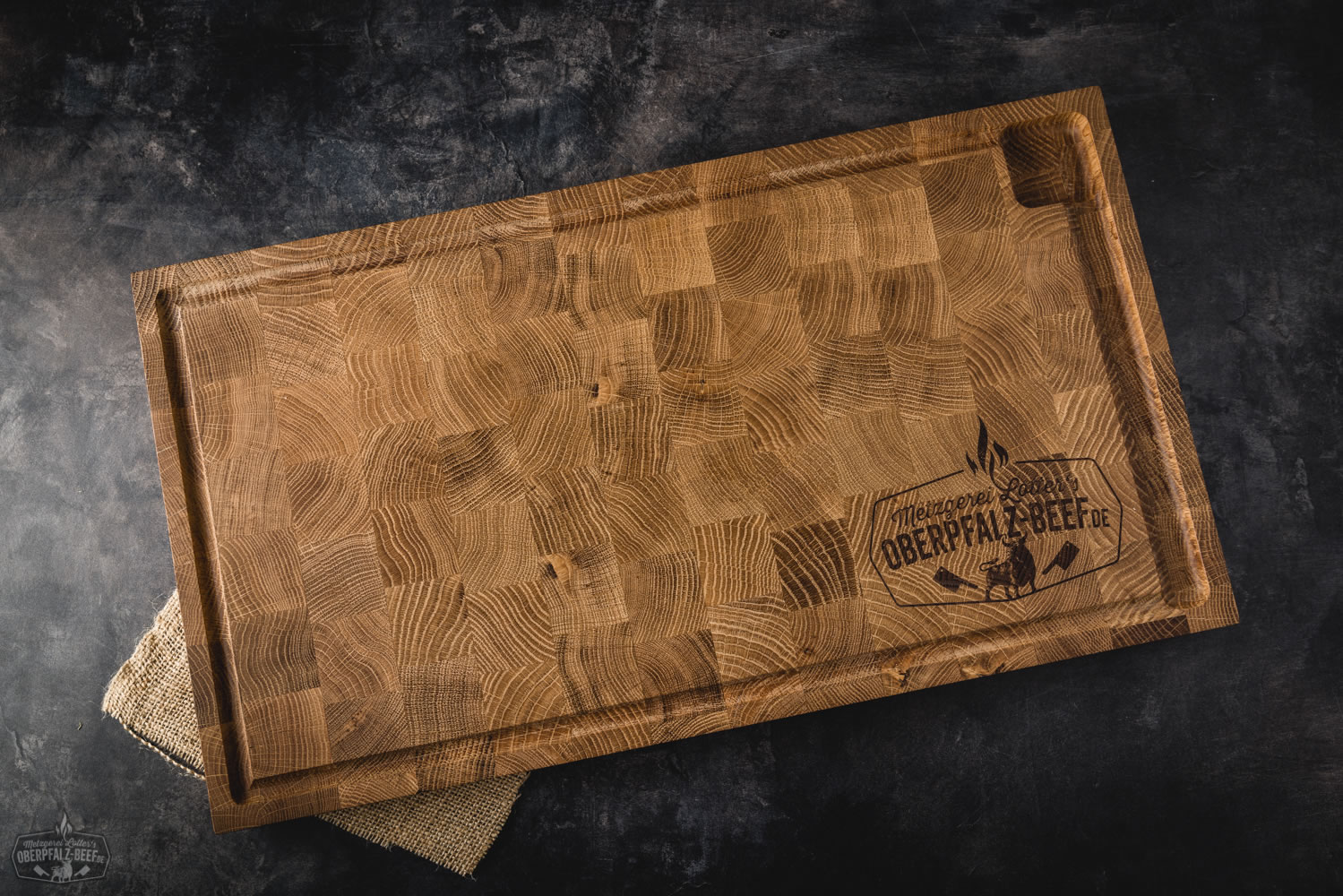 Grill- und Schneidebrett aus massivem Eichenholz im Oberpfalz Beef Style – hochwertiges BBQ Zubehör Grill- und Kochbrett aus massivem Eichenholz im Oberpfalz Beef Style mit eingebranntem Logo, rustikaler Optik und umlaufender Saftrille, ideal für BBQ und Fleischzubereitung.