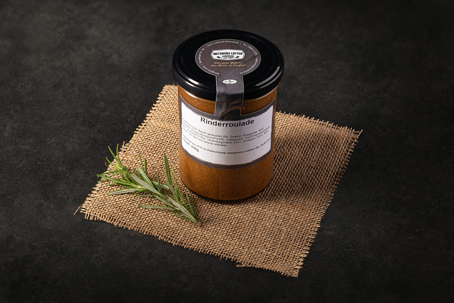 Rinderroulade im Glas – Hausgemacht & herzhaft eingekocht Ein Glas mit köstlicher Rinderroulade gefüllt, das saftige Fleisch und die reichhaltige Soße sind sichtbar – ein genussvolles Beispiel für traditionelle bayrische Küche.