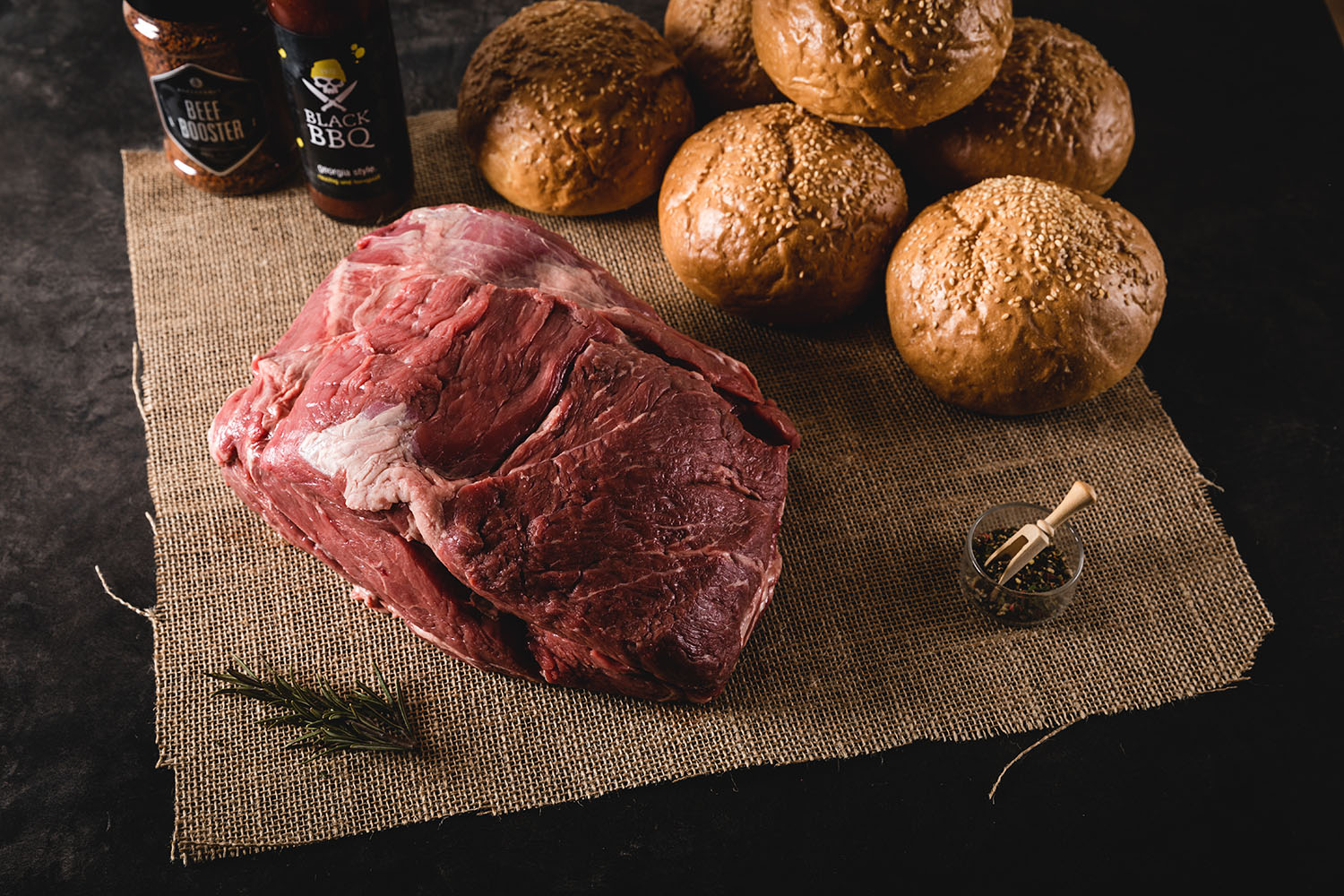 Pulled Beef Paket von Oberpfalz Beef auf dunklem Untergrund: Saftig gezupftes Rindfleisch in BBQ-Optik, portioniert in Vakuumverpackungen, mit Logo und Schriftzug „Pulled Beef Paket – Original aus Bayern“, ideal für Burger, Sandwiches oder BBQ-Gerichte.